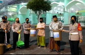 Satlantas Polres Malang Gelar Baksos di Masjid, Sambil Berikan Bantuan Alat Kebersihan