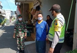 Babinsa dan Bhabinkamtibmas Bumiaji Gelar Sosialisasi Pemakaian Masker