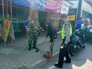 Tim Gabungan Covid-19 Pujon Laksanakan Patroli Disiplin Pemakaian Masker