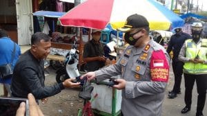 Kampanye Jatim Bermasker, Kapolres Malang Sebar Ribuan Masker
