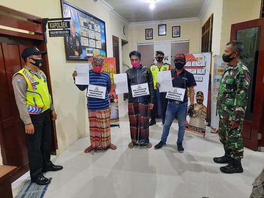 Patroli Koramil dan Polsek Sumberpuncung Tindak Pelanggar Protokol Kesehatan