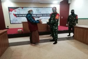 Wakili Danrem 083/Bdj, Dandim Yusub Dody Serahkan Bantuan untuk Ponpes Al-Izzah