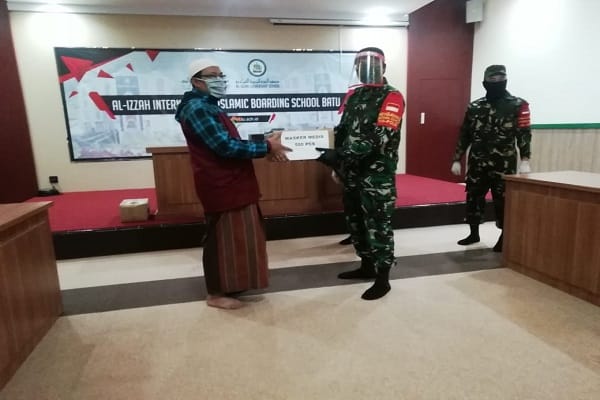 Wakili Danrem 083/Bdj, Dandim Yusub Dody Serahkan Bantuan untuk Ponpes Al-Izzah