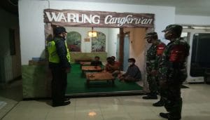 Koramil Kasembon bersama Polsek Tetap Ingatkan Warga Tentang Protokol Kesehatan