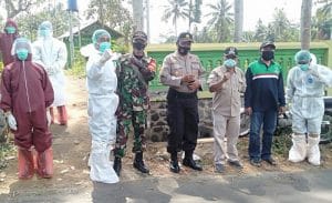 Babinsa Tumpang Bantu Pemakaman Warga Sesuai Protokol Kesehatan