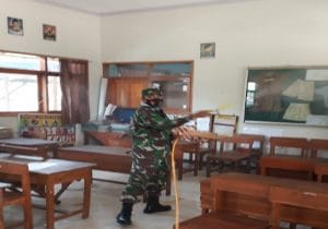 Tangkal Corona, Koramil Wagir bersama Muspika Lakukan Penyemprotan Disinfektan