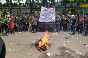 Aksi Mahasiswa Gresik Tolak Omnibus Law Diwarnai Kericuhan