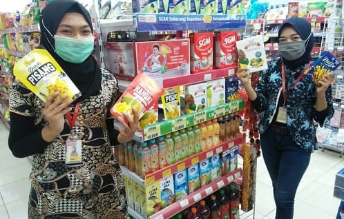 HASIL PRODUK UMKM: Karyawan Alfamart saat memperlihatkan makanan ringan hasil produksi UMKM Kabupaten Malang di Alfamart Wendit.