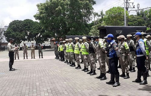 GABUNGAN: Pelaksanaan Operasi Yustisi yang diikuti oleh anggota TNI, Polri, Sat Pol PP dan Dishub Kota Malang.