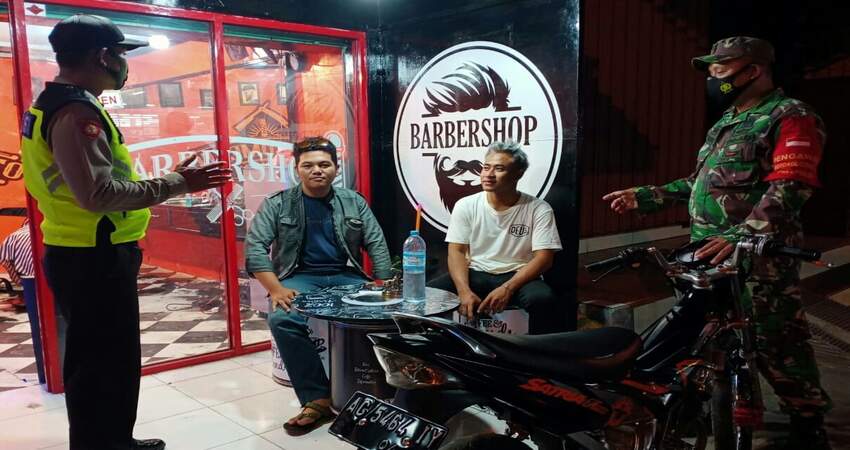 SOSIALISASI: Babinsa Koramil 03 Kasembon bersama Bhabinkamtibmas Polsek Kasembon saat sosialisasi pelaksanaan Operasi Yustisi.