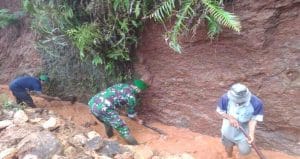 Babinsa Koramil Tirtoyudo Jadi Pelopor Karya Bhakti di Desa Binaannya