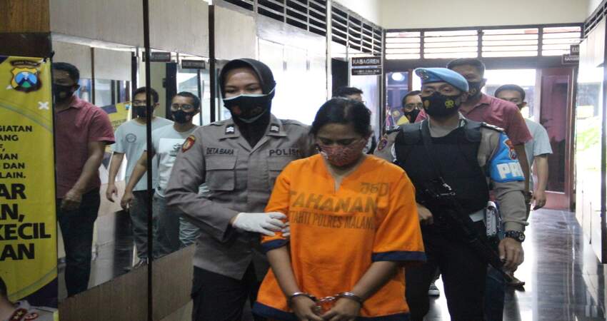 DIAMANKAN: Mantan karyawan Bank BRI Syariah Malang saat di bawa petugas.