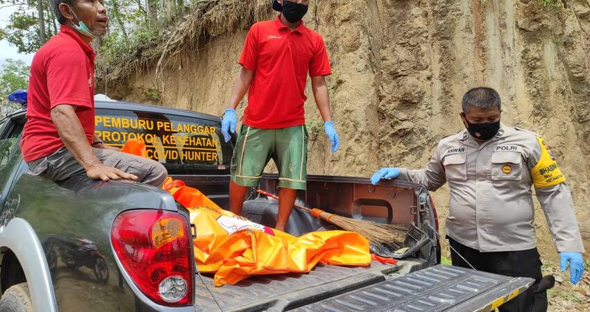 EVAKUASI: Proses evakuasi korban hilang oleh pihak kepolisian.