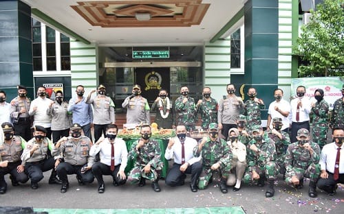 FOTO BERSAMA: Kapolres Malang AKBP Hendri dan Kasdim 0818 Mayor Inf Teguh Prastowo foto bersama perwira jajaran Polres Malang.