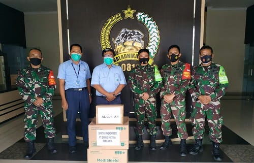 FOTO BERSAMA: Kasdim 0818/Malang-Batu Mayor Inf Teguh bersama pimpinan PT. Eka Mas Fortuna, Santun Sungkarto.