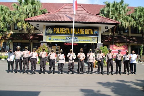  AMANAT: Kapolresta Malang Kota Kombes Pol Dr Leonardus saat menyampaikan amanat pada upacara kenaikan pangkat pengabdian kepada Ipda Pudji Harmadi.