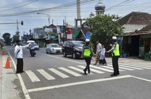Polwan Satlantas Polres Malang Gaturlantas Saat Umat Muslim Sholat Jumat