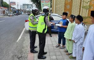 Polwan Satlantas Polres Malang Bagikan Nasi Kotak