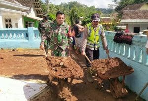 Sinergritas Babinsa Koramil 0818/17 Ampelgading dengan Anggota Bhabinkamtibmas
