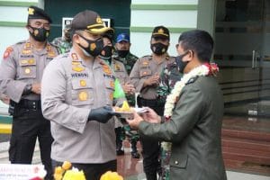Bawa Tumpeng, Kapolres Malang Datangi Makodim 0818