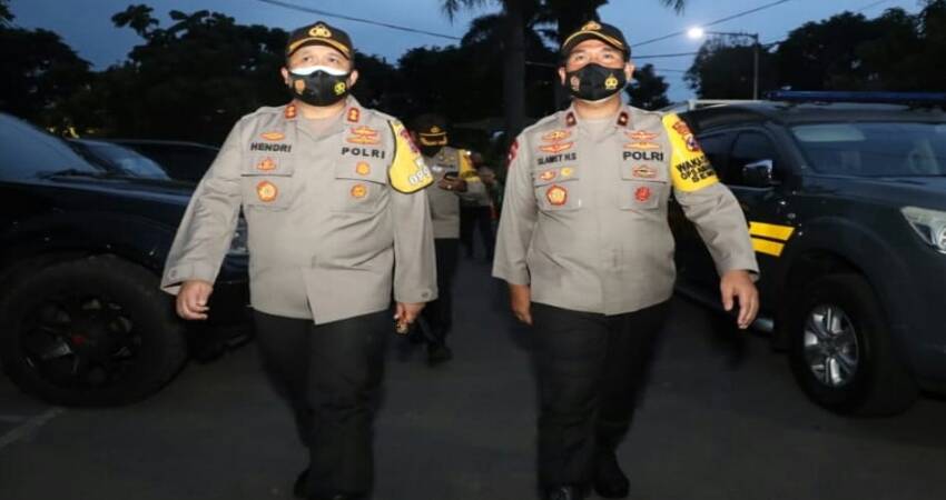 SAMBUT: Kapolres Malang AKBP Hendri saat menyambut kedatangan Wakapolda Jatim Brigjen Pol Drs Slamet Hadi.