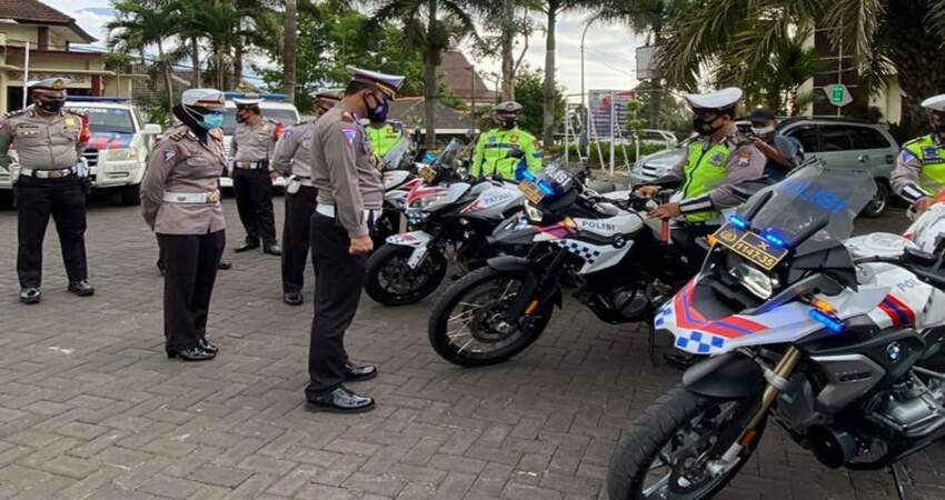 PEMERIKSAAN: Kasat Lantas Polres Batu AKP Mala saat melaksanakan pemeriksaan kendaraan operasional Satlantas Polres Batu.