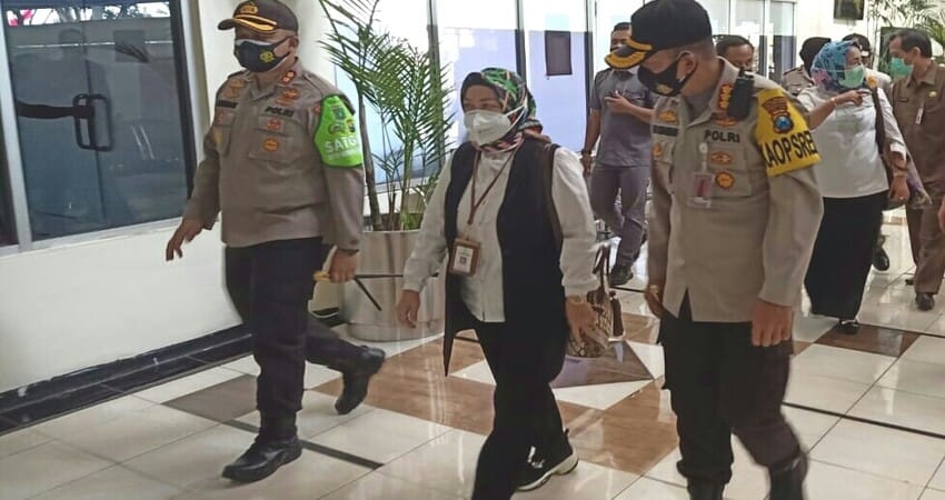 SAMBUT: Kapolresta Malang Kota Kombes Pol Dr Leonardus dan Kapolres Malang AKBP Hendri saat menyambut kedatangan Prof. Dr. Diah Natalisa, MBA Deputi Bidang Pelayanan Publik Menpan RB.