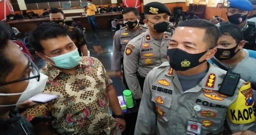 KETERANGAN: Kapolresta Malang Kota Kombes Pol Dr Leo Simarmata saat memberikan keterangan pers.