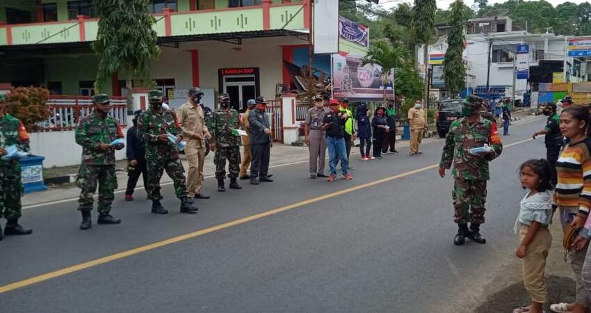 PEMBAGIAN: Anggota Koramil AMpelgading dan Muspika saat pembagian masker gratis di Jalan Raya depan Kantor Kecamatan Ampelgading.