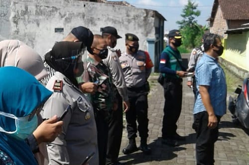 PENGAWASAN: Anggota Koramil 08 Wagir dan Polsek Wagir saat berada di TPU Tenggulunan Kecamatan Wagir.