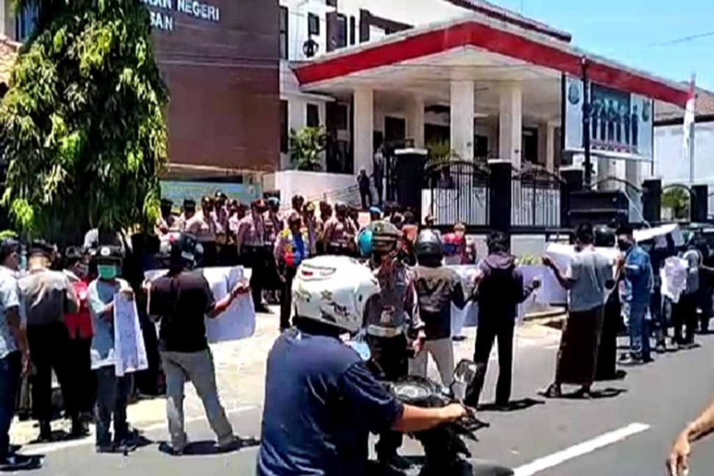 Massa aksi CSO di depan kantor Kejari Pamekasan menjadi tontonan pengendara