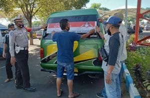 Satlantas Polres Batu Sebar Stiker ‘Ayo Pakai Masker’ di Kawasan Terminal dan Pasar