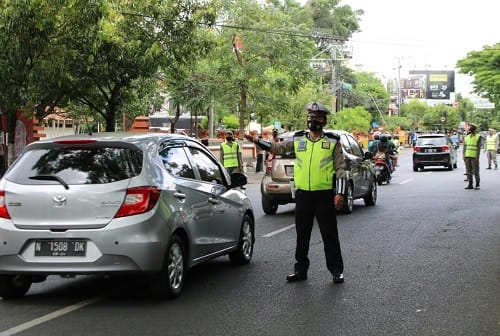 OPERASI YUSTISI: Brigadir Nanang S. saat melaksanakan Operasi Yustisi pendisiplinan protokol kesehatan Covid-19 dikawasan Alun-alun Kota Malang.OPERASI YUSTISI: Brigadir Nanang S. saat melaksanakan Operasi Yustisi pendisiplinan protokol kesehatan Covid-19 dikawasan Alun-alun Kota Malang.