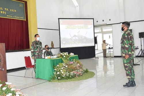PEMBUKAAN: Kasrem Letkol Inf Akhmad Juni Toa saat membuka pembekalan Kontra Radikal tahun 2020 di satuan jajaran Korem 083/Bdj.