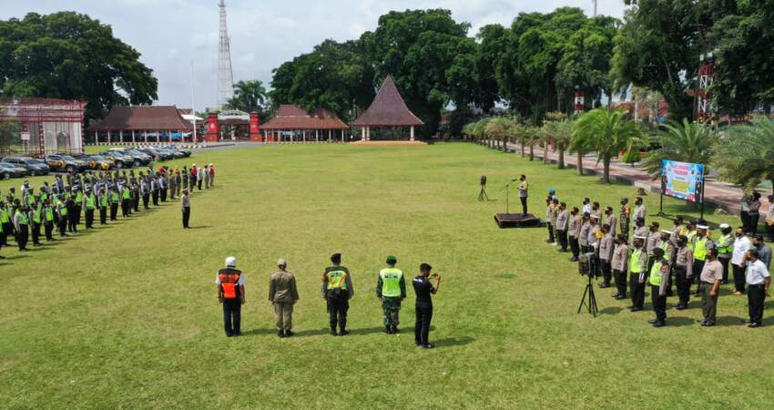 Apel kesiapan antisipasi libur bersama nasional, personel gabungan TNI, Polri, Satpol PP dan Dinas Perhubungan di Alun-alun Kota Blitar.