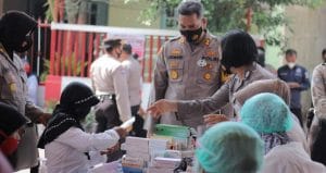 Polres Blitar Kota Gelar Pengobatan Gratis dan Pemberian Sembako