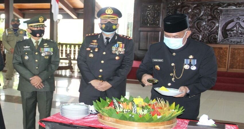 TUMPENG: Pemotongan tumpeng oleh Pjs Bupati Malang Drs. Syaichul didampingi Kapolres Malang AKBP Hendri.