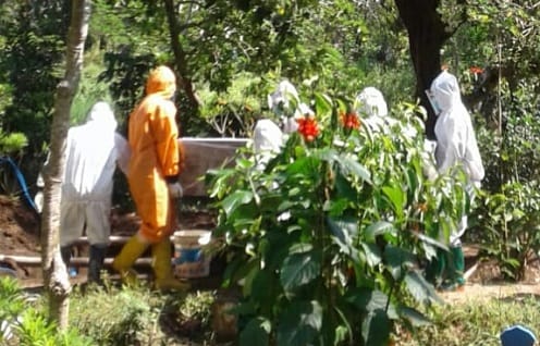 Babinsa Koramil 08 Wagir Berikan Imbauan Protokol Kesehatan Saat Ikut Proses Pemakaman