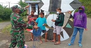 Babinsa Koramil 17 Ampelgading Ingatkan Bahayanya Bermain Layang-layang di Area Aliran Listrik