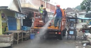 Tekan Penyebaran Covid-19, Babinsa 0818/22 Tumpang Ikut Bantu Penyemprotan Disinfektan