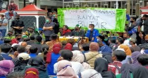 Tolak Omnibus Law, Mahasiswa Gelar Sidang Majelis Rakyat di Depan DPRD Kota Blitar