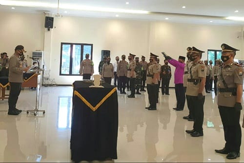 SERTIJAB: Kapolres Malang AKBP Hendri saat pimpin Sertijab Kasat Lantas dan beberapa Kapolsek jajaran Polres Malang.