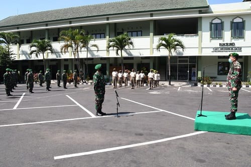 UPACARA: Upacara kenaikan pangkat satu tingkat lebih tinggi yang dipimpin oleh Kasrem 083/Bdj Letkol Inf A. Juni Toa.