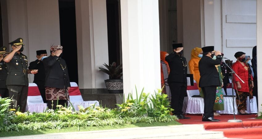UPACARA: Upacara bendera dalam rangka memperingati Hari Jadi ke- 75 Provinsi Jatim tahun 2020, bertempat di Balaikota Malang Kota Malang.