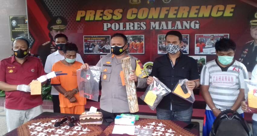 BARANG BUKTI: Kapolres Malang AKBP Hendri saat menunjukkan barang bukti sepotong kayu kopi yang digunakan tersangka untuk membunuh korban.