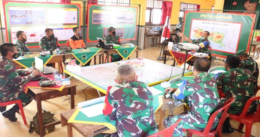 ARAHAN: Danrem 083/Bdj Kol Inf Irwan saat memberikan arahan sebelum dilaksanakan pelatihan penanggulangan bencana alam.