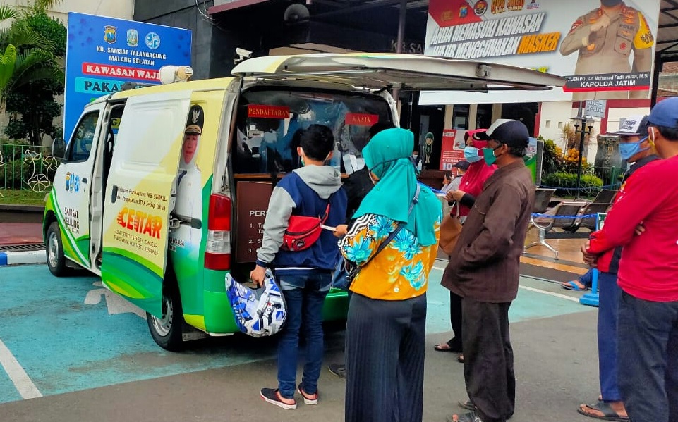 SAMLING: Pelayanan Samling KB Samsat Talangagung untuk lebih mempercepat proses pelayanan pembayaran pajak kendaraan bermotor.
