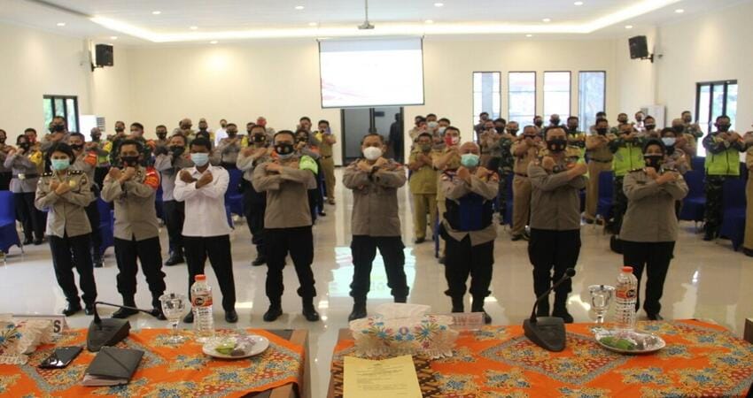 FOTO BERSAMA: Wadir Binmas Polda Jatim AKBP Kamal bersama dengan Wakpolres Malang Kompol Toni Kasmiri dan peserta kegiatan.