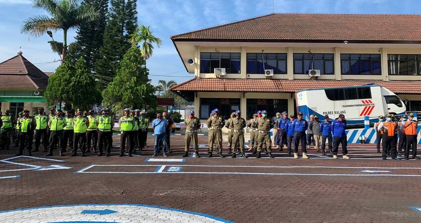 GABUNGAN: Anggota kepolisian Polres Malang bersama unsur TNI AD Kodim 0818 dan instansi terkait lainnya saat apel penyekatan pengamanan antisipasi penolakan Undang-Undang Cipta Kerja.