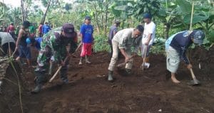 Kerja Bakti Pembuatan Jalan 700 Meter Bersama Anggota Koramil 0818/32 Wonosari